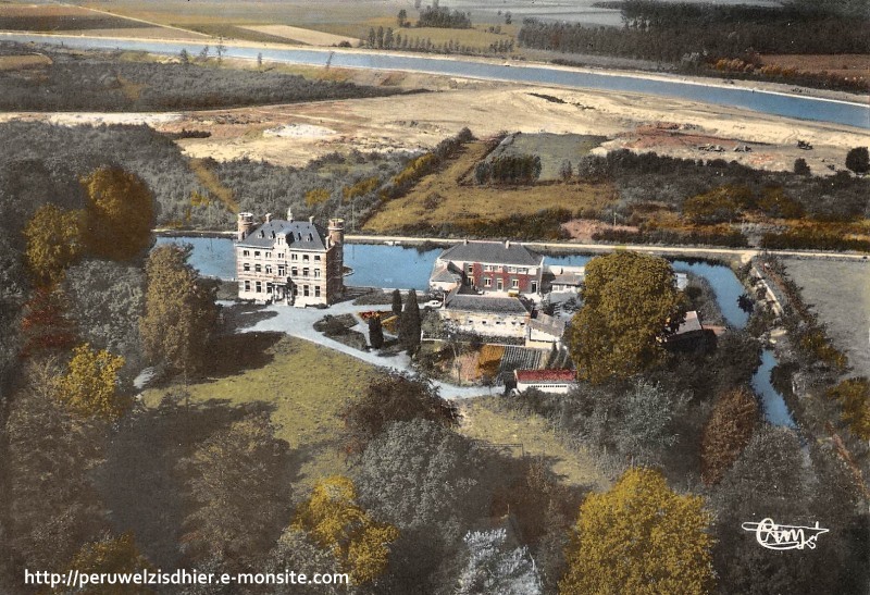 Une vue aérienne années '60 du château d'Arondeau